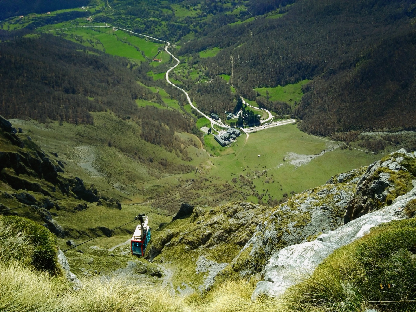 A Fuente De cable-car cabin above the valley